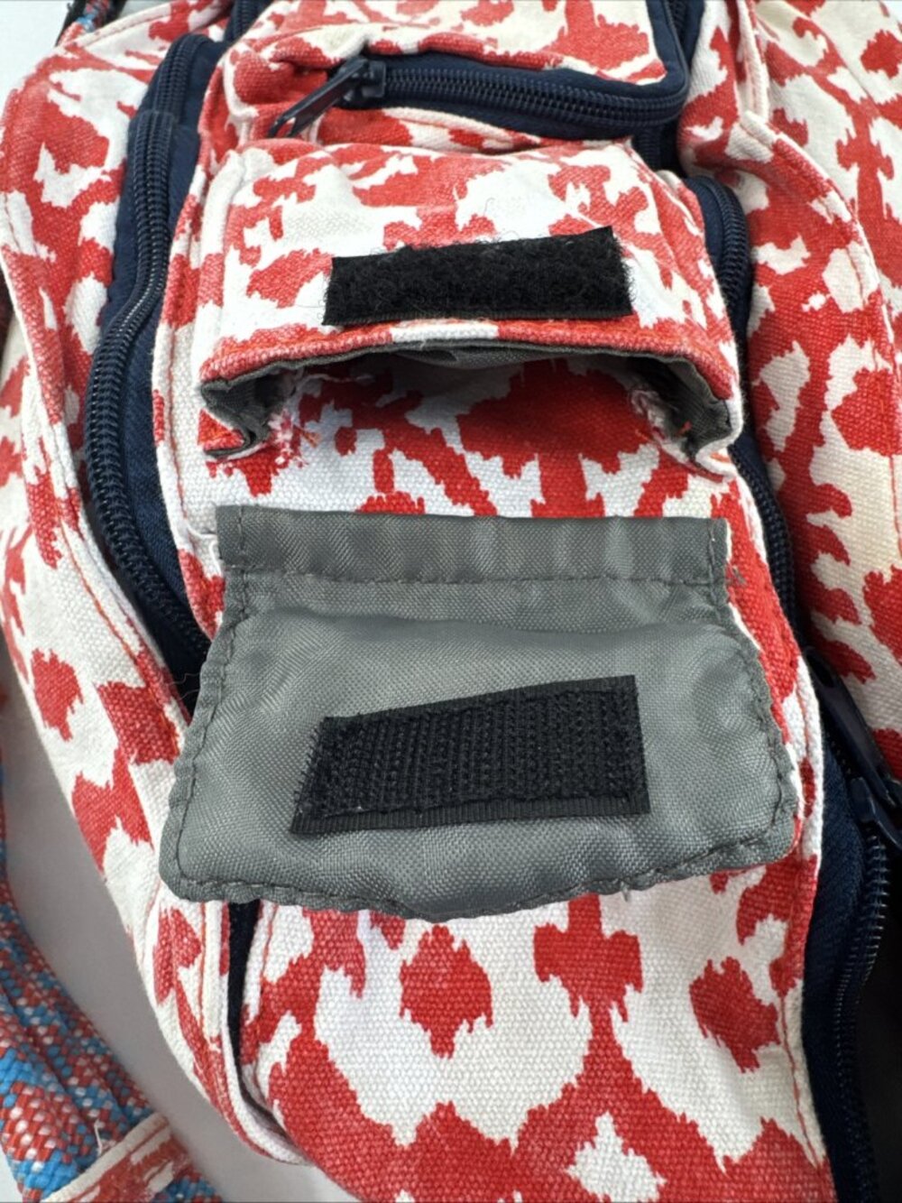 Kavu Rope Sling Crossbody Bag Large Red White Aztec Hiking Adjustable Strap - Picture 4 of 13
